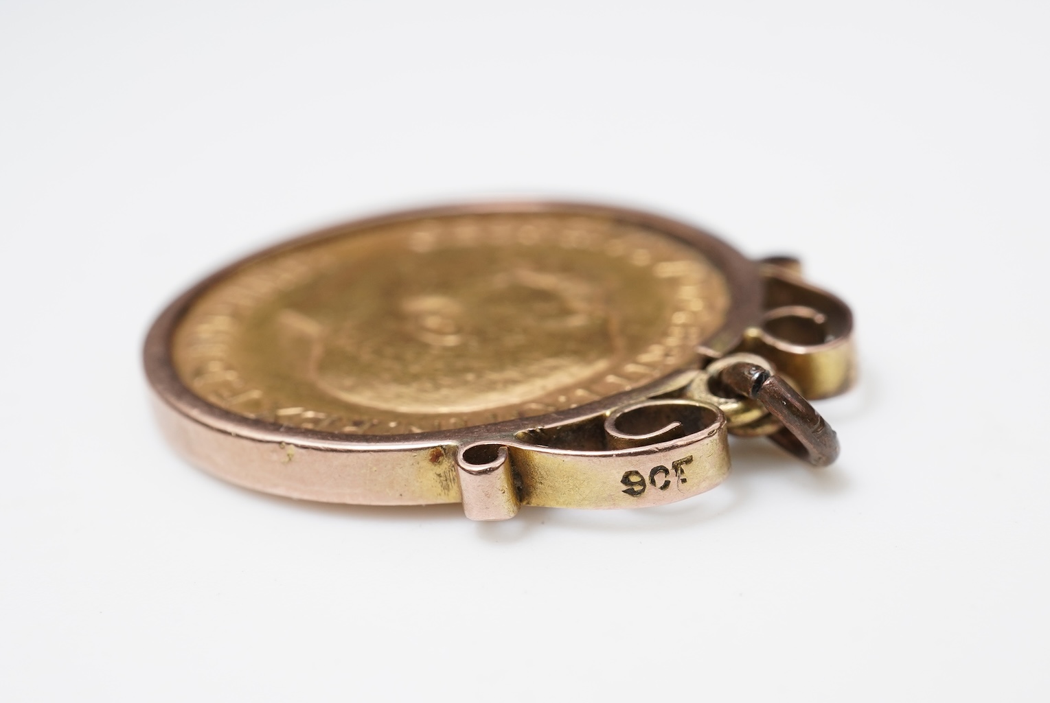A George V sovereign coin pendant, 1917 and later